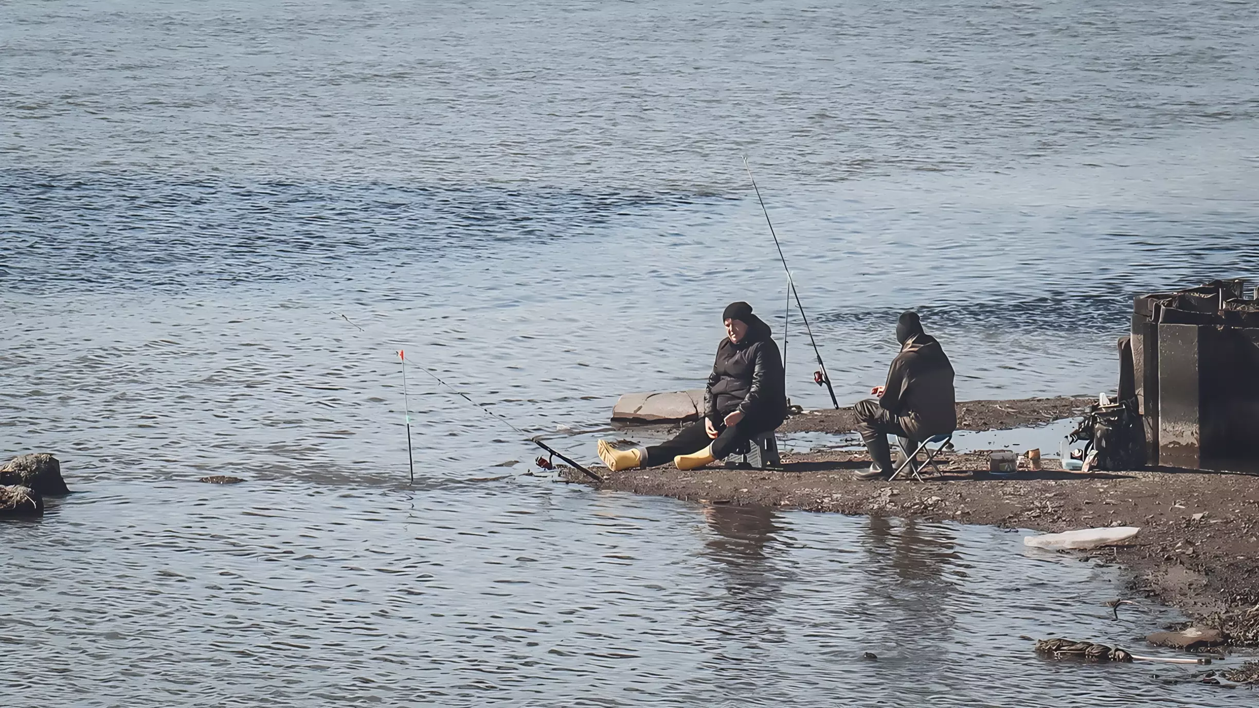 В ХМАО спасли двух замерзающих рыбаков