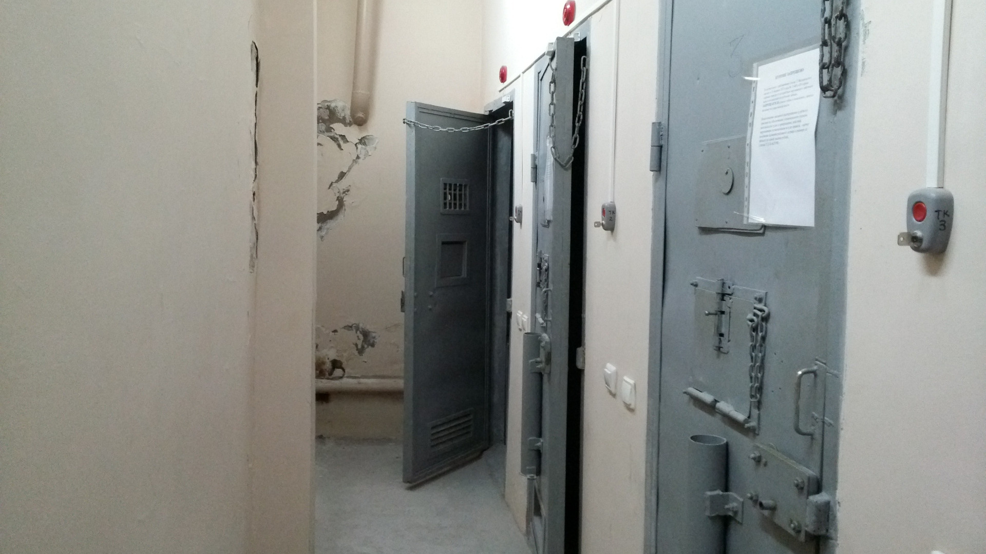 Жителям Нижневартовска показали, как выглядит внутри заброшенное здание ИВС