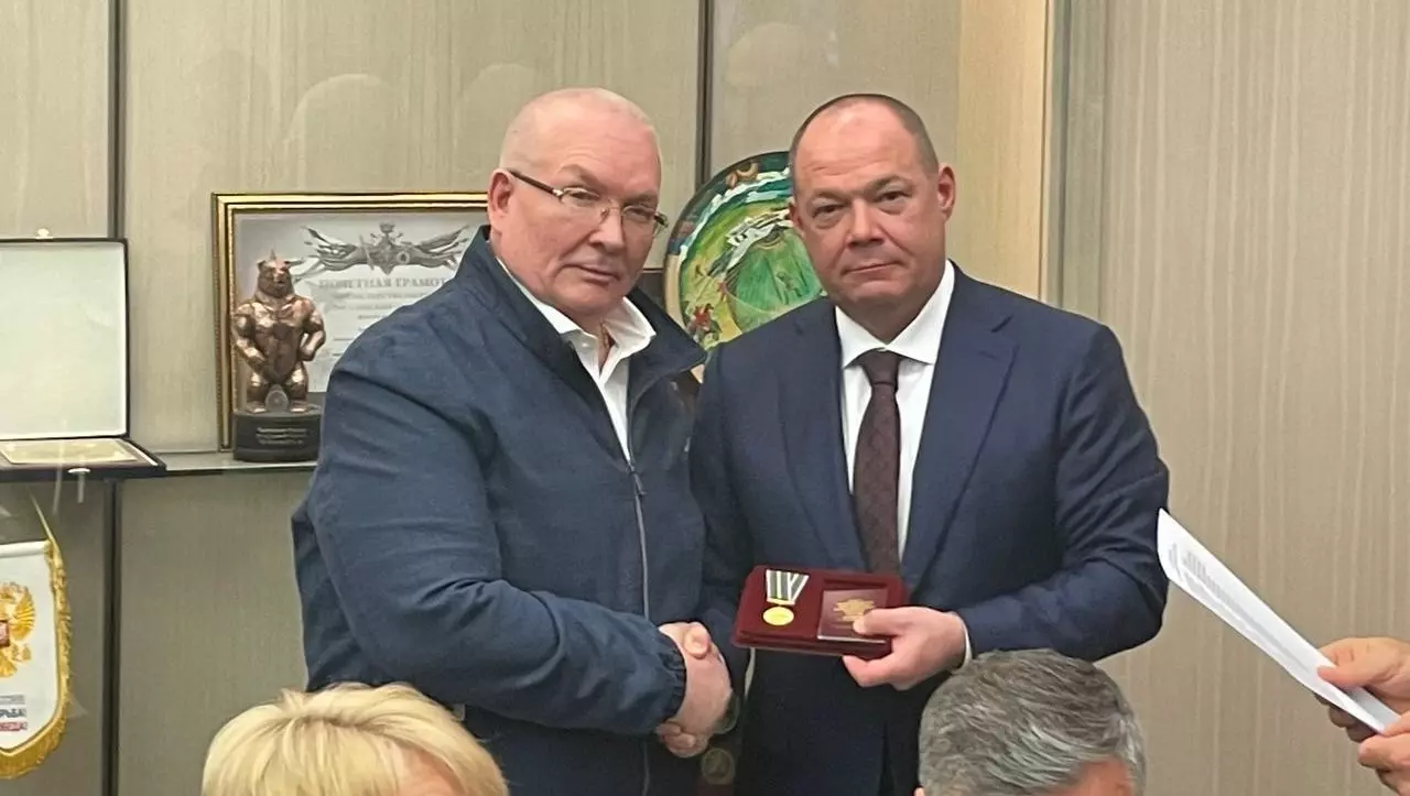 Медаль вручил директор Центра спортивной подготовки при Министерстве спорта РФ Георгий Брюсов.