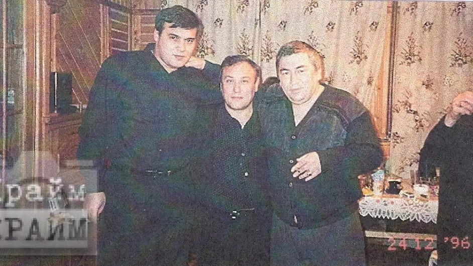 Азат Ахмадеев (Пионер) слева. В середине — Владимир Зятьков (Зятек). Справа — грузинский вор Датико Цахилашвили