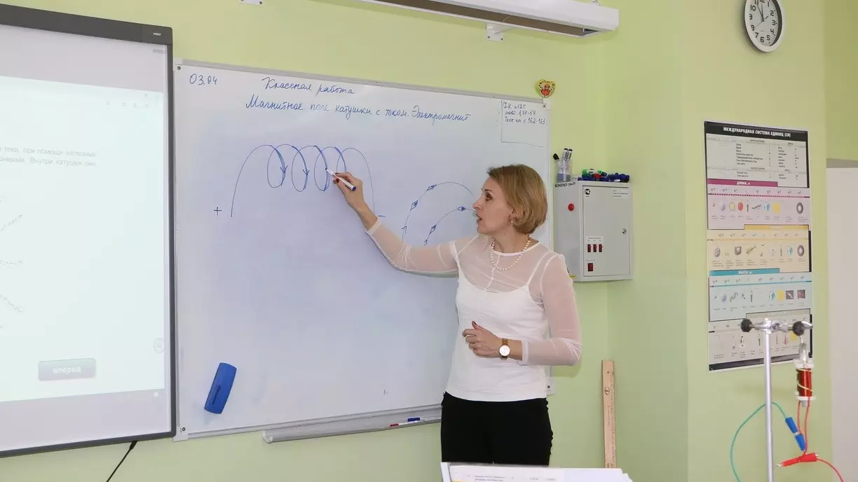 На Донбасс направят десятки учителей из ХМАО