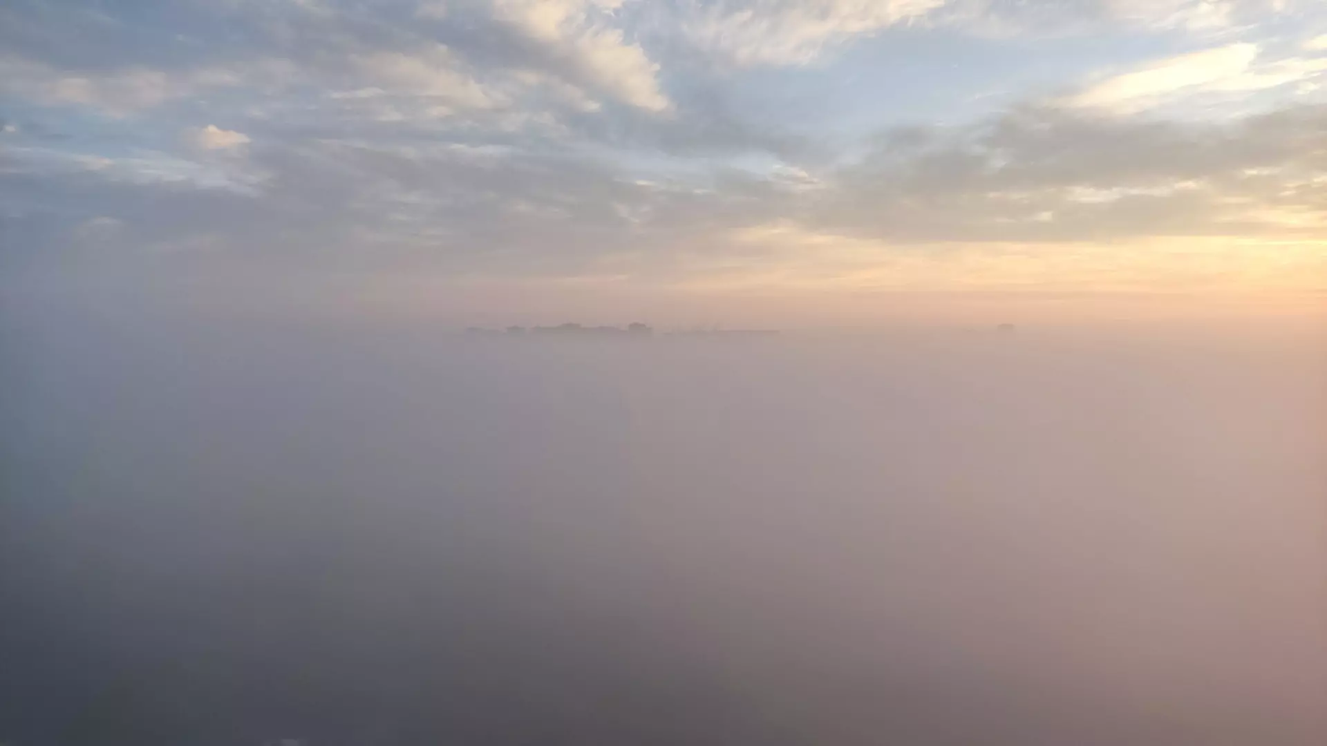 Водители сняли на видео утопающий в тумане мост в Сургуте