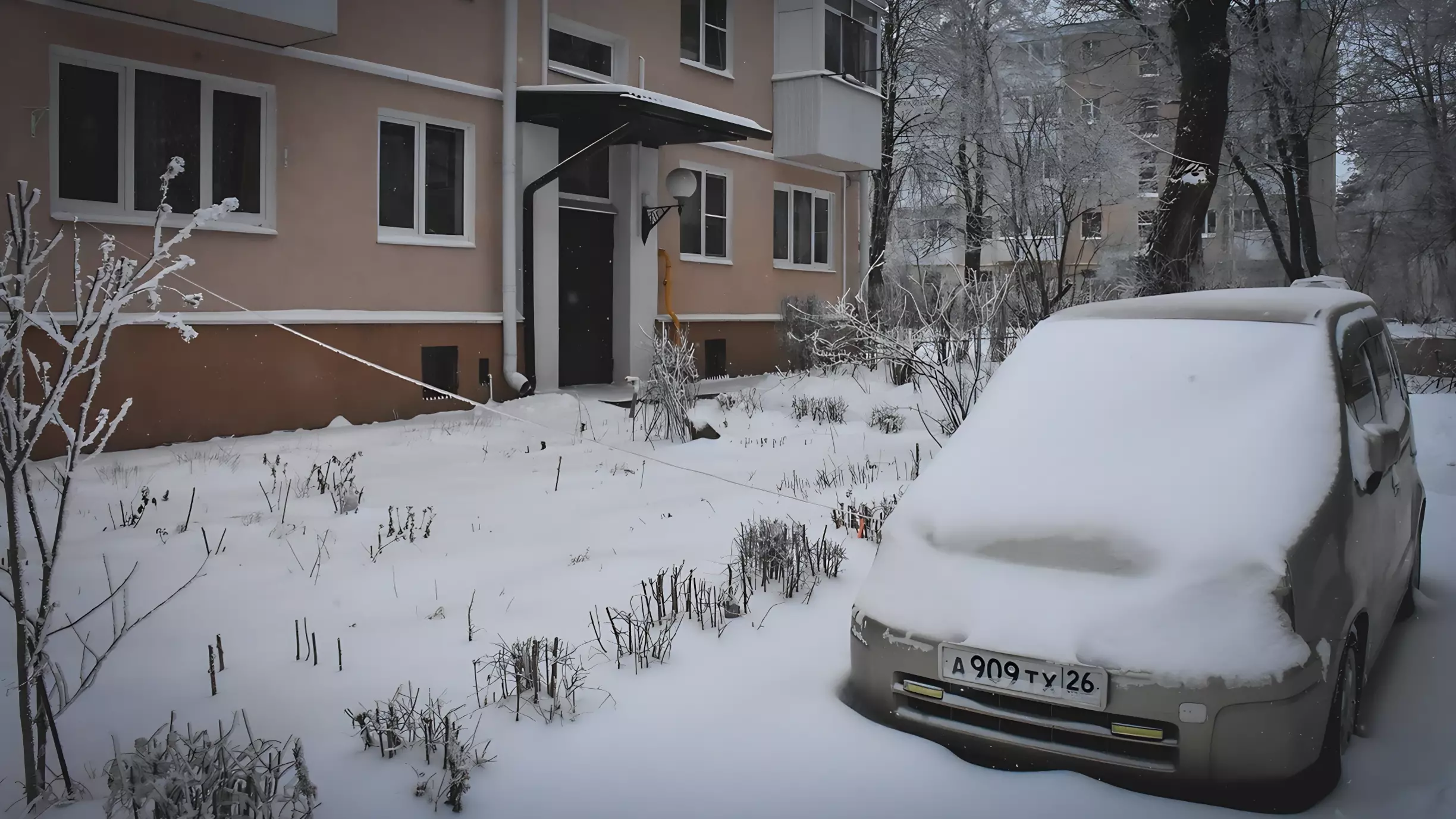 В Когалыме снег упал на крышу припаркованного автомобиля