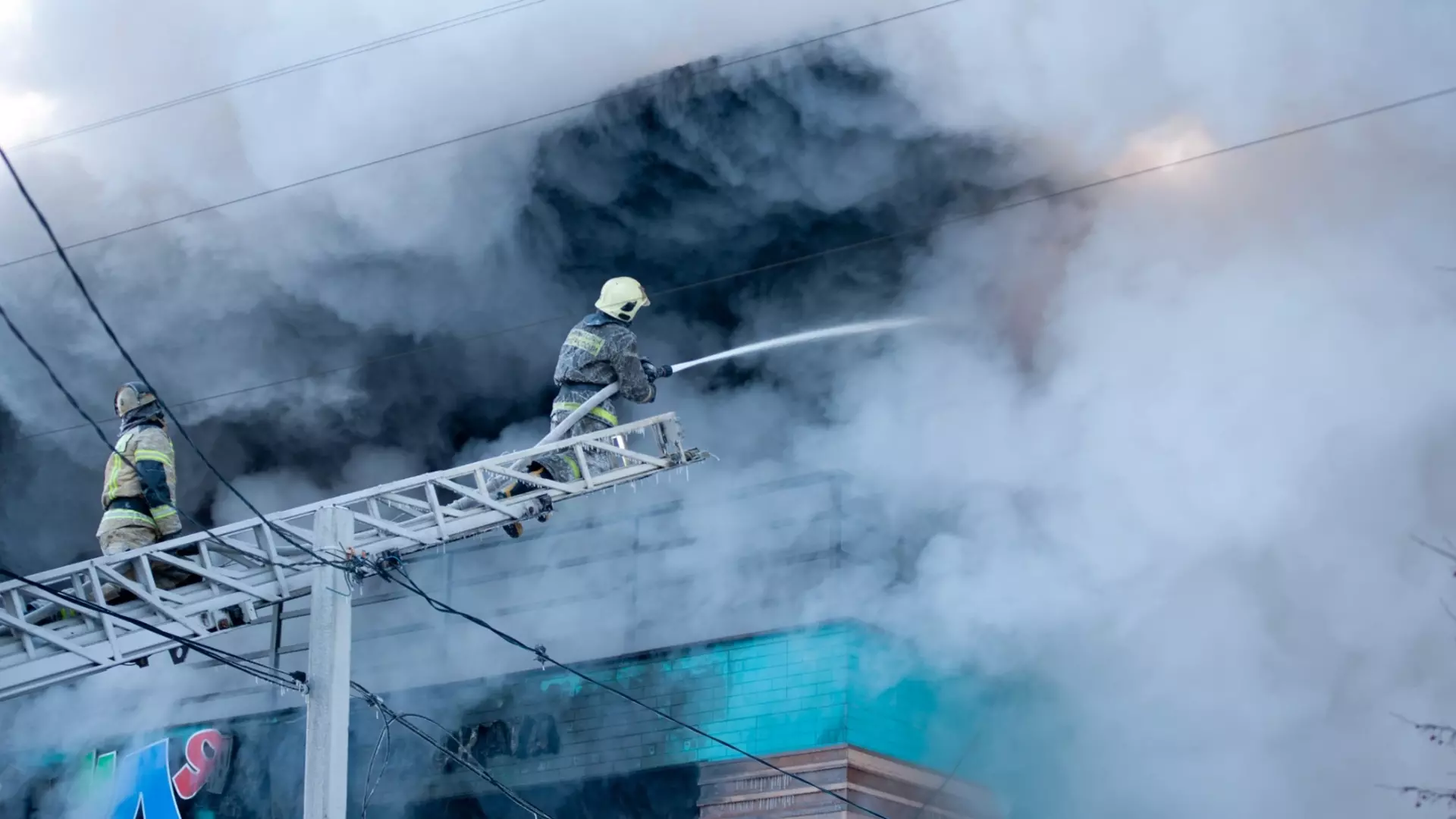 Когда спасатели прибыли на место тушения пожара, наблюдался густой дым