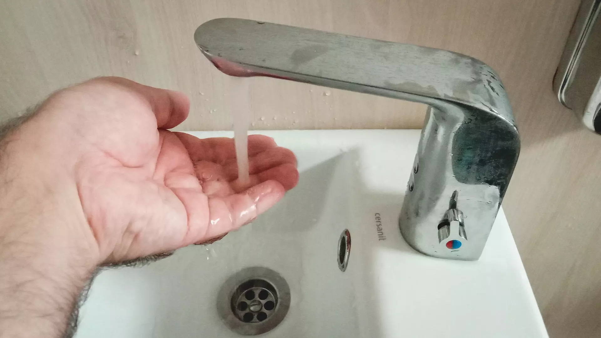 Горводоканал назвал причину грязной воды в жилых домах Сургута