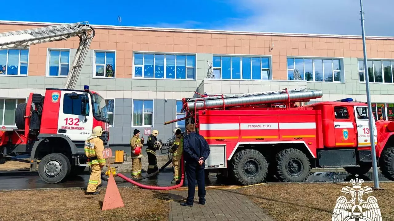 В Ханты-Мансийске более 300 детей эвакуировали из горящей школы