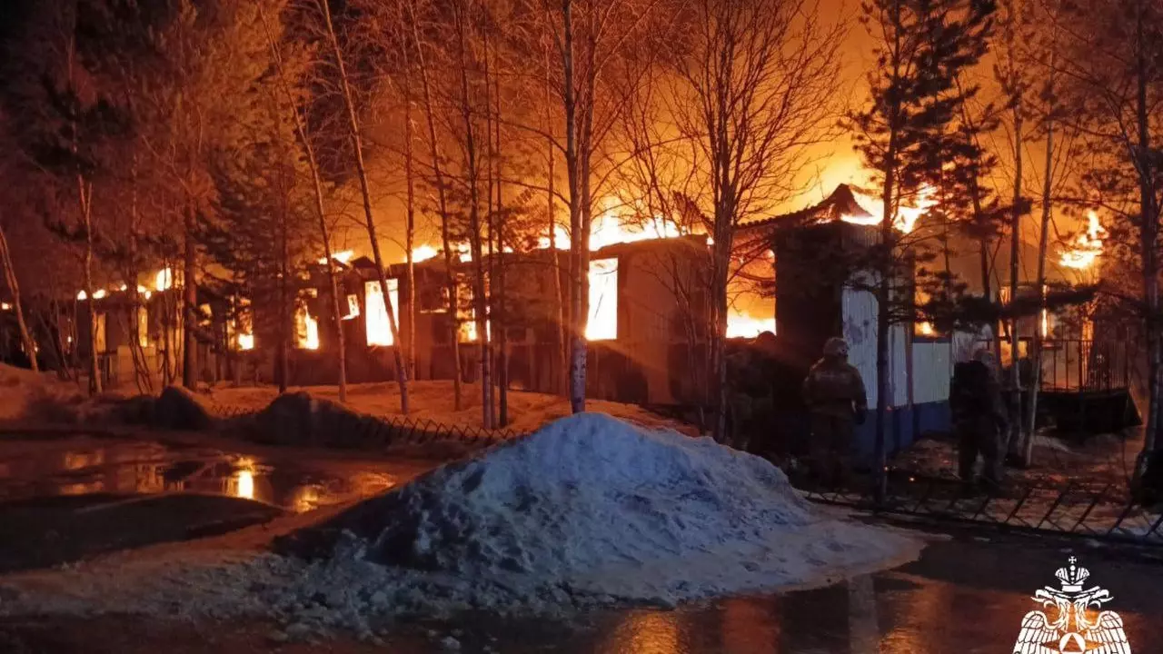 Здание транспортной компании сгорело ночью в Нижневартовске