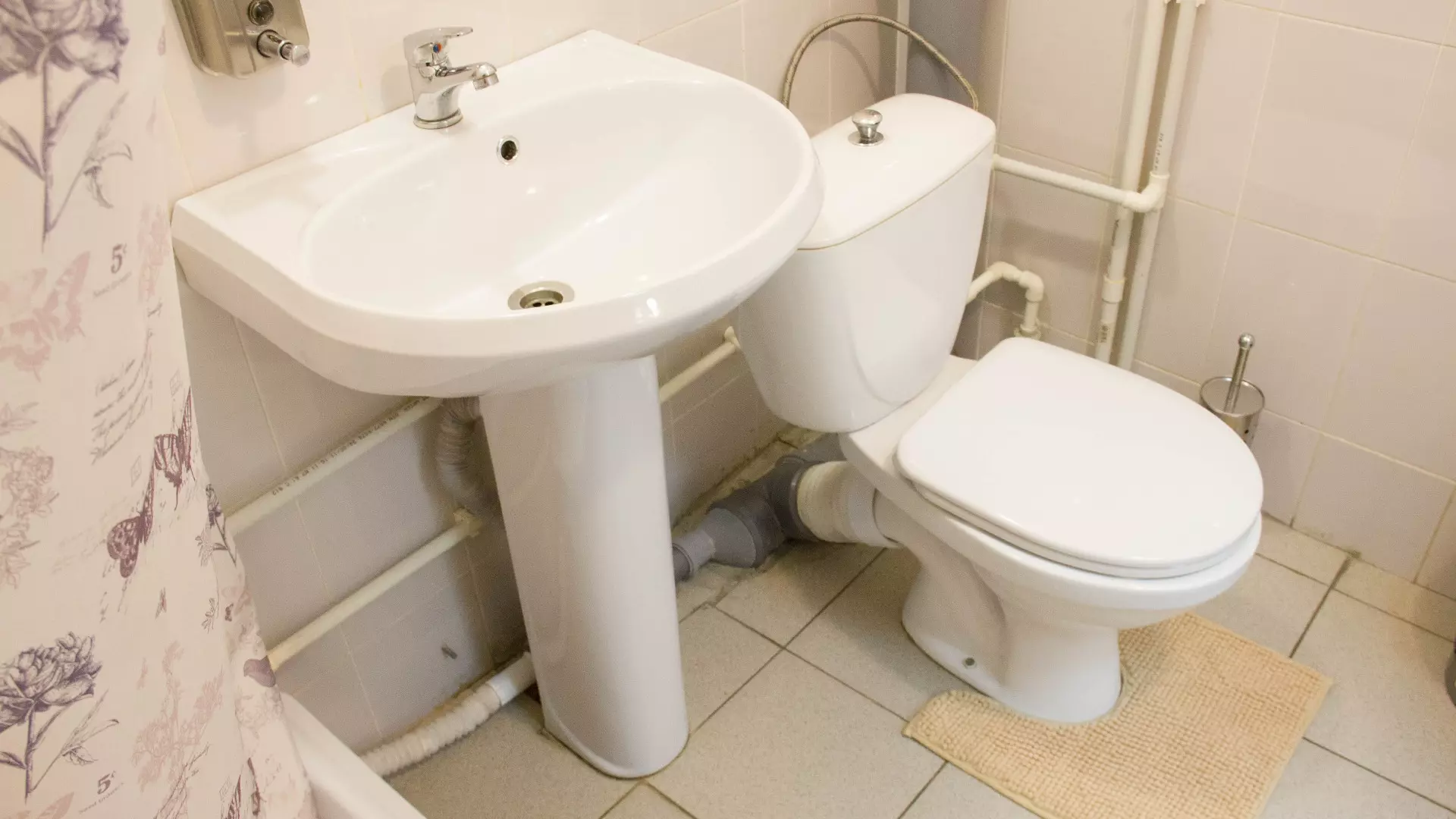 Жителям ХМАО, чьи дома затопило фекалиями, посоветовали реже ходить в туалет