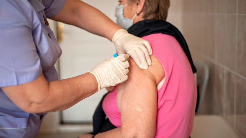 В ХМАО нарастить темпы вакцинации от COVID планируют за счёт пожилых 