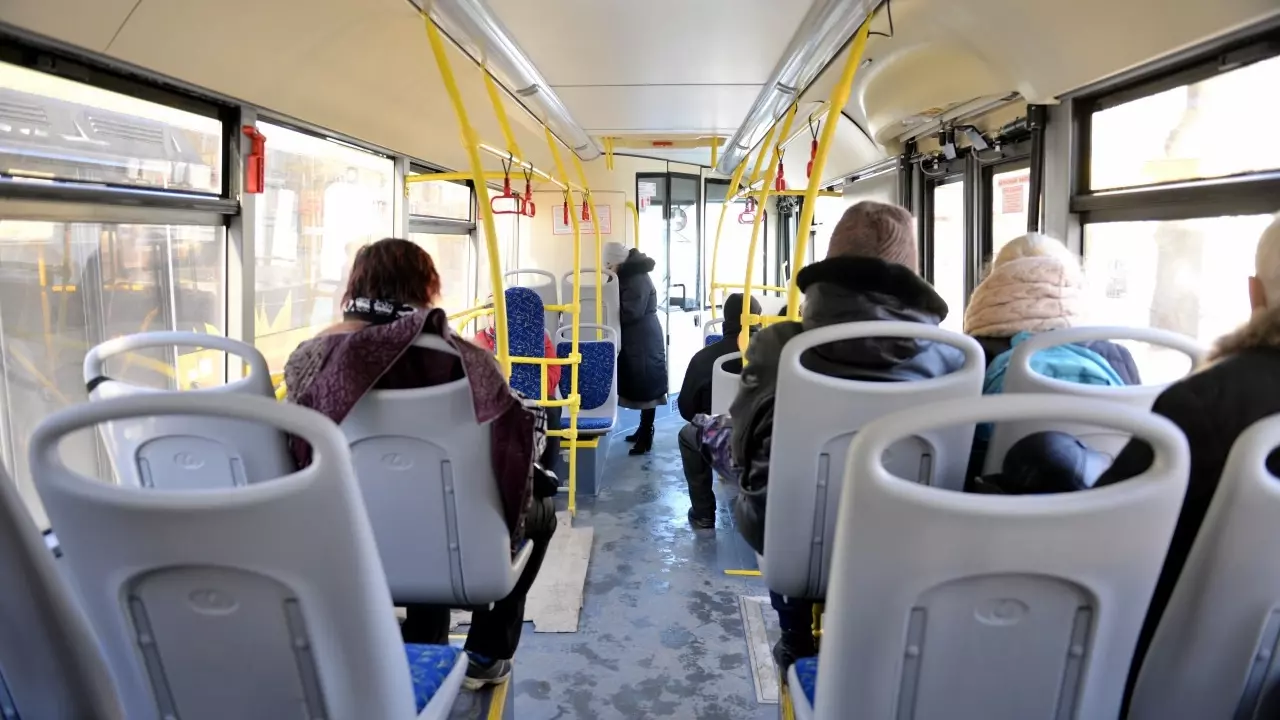 В городе ХМАО подростки разгромили новые автобусы