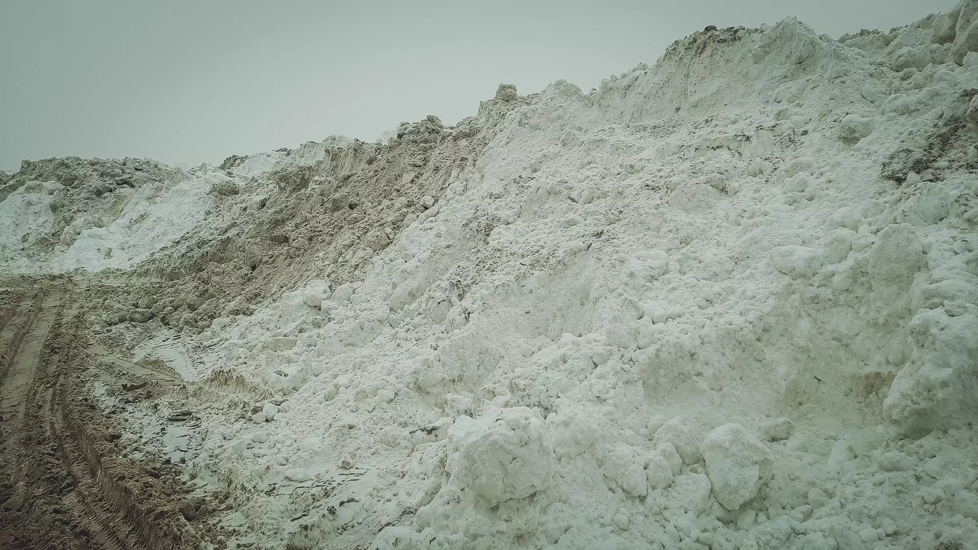В ХМАО коммунальщиков поймали на незаконном вывозе снега