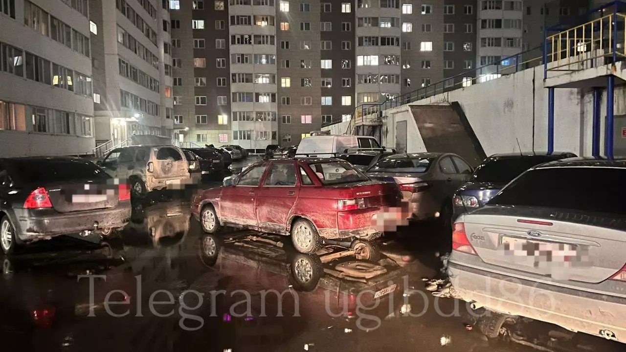 Пьяный водитель протаранил машины на парковке жилого дома в Сургуте