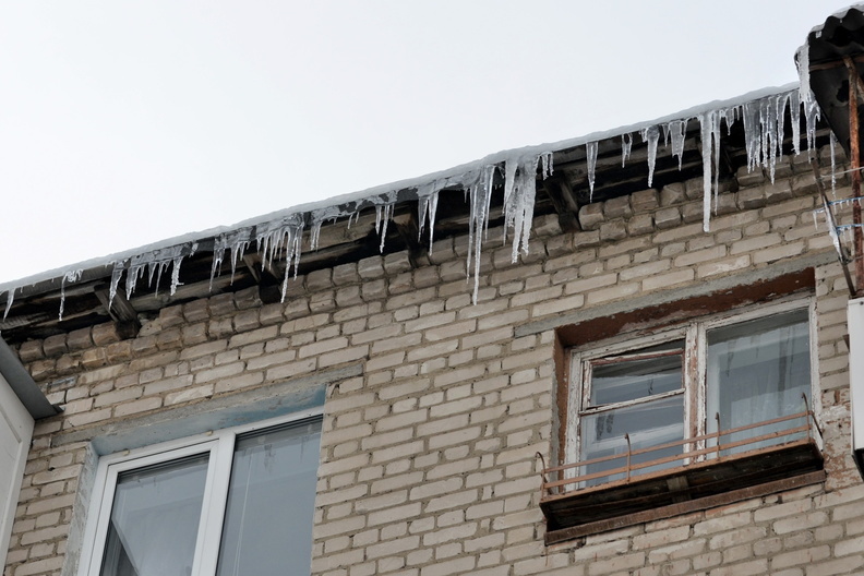 Сургутяне опасаются схода снежных лавин с крыш и балконов жилых домов