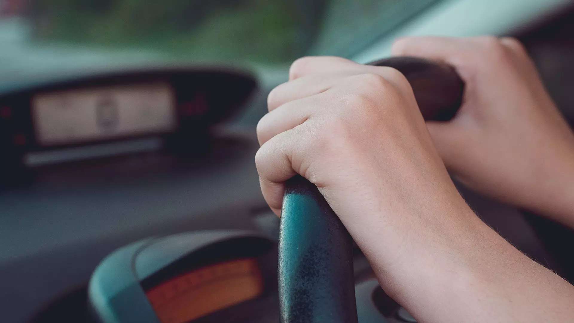 В Нижневартовске компания девушек устроили драку с водителем прямо на дороге