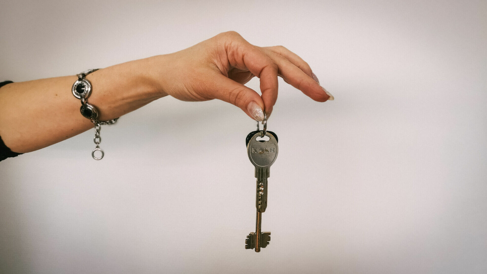 Жителям разрушенного дома в Нижневартовске выдают ключи от новых квартир
