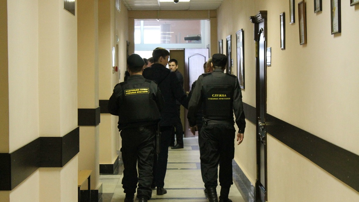 В Сургуте осудили мужчину, который бросил в полицейских гранату