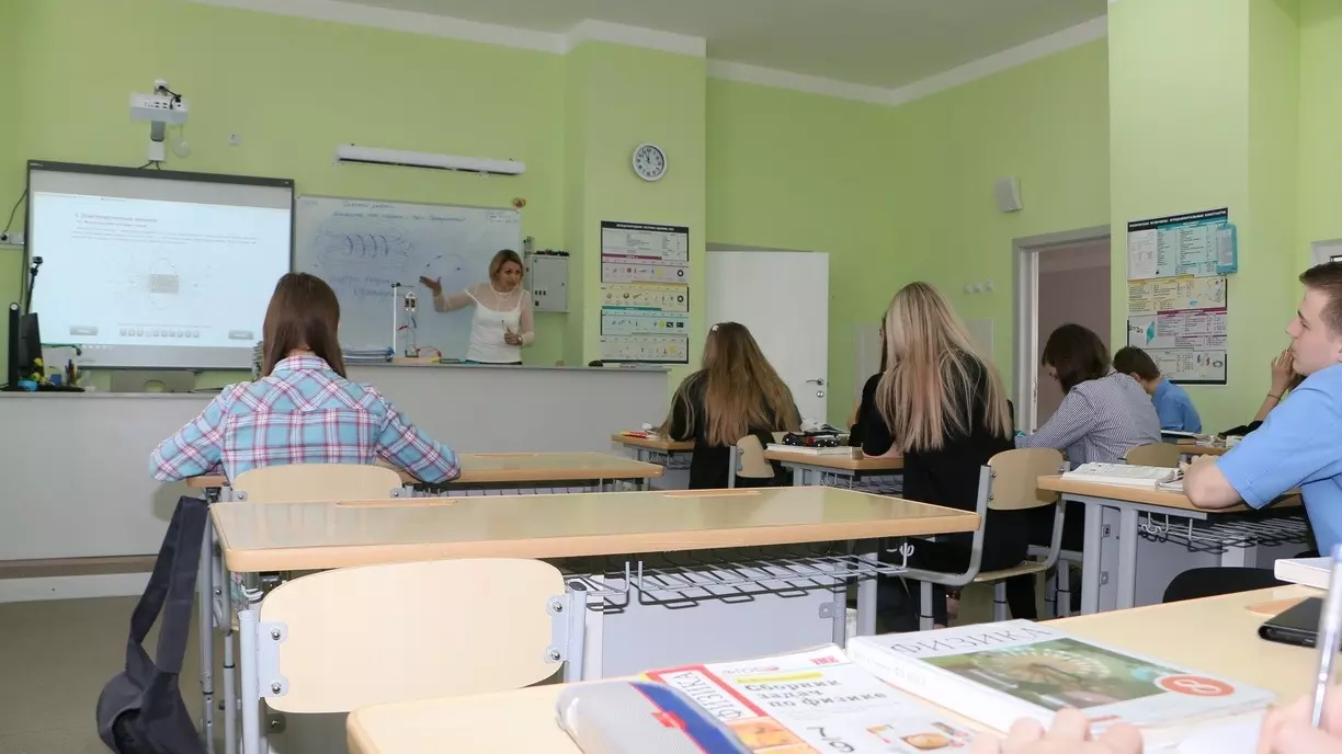 Почти 10 тысяч педагогов Югры вышли на пенсию досрочно