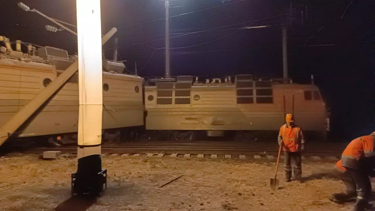 Из-за схода электропоезда задержали поезд до Нижневартовск
