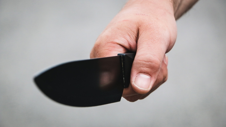 Пьяный северодвинец напал с ножом на сожительницу из-за желания поговорить