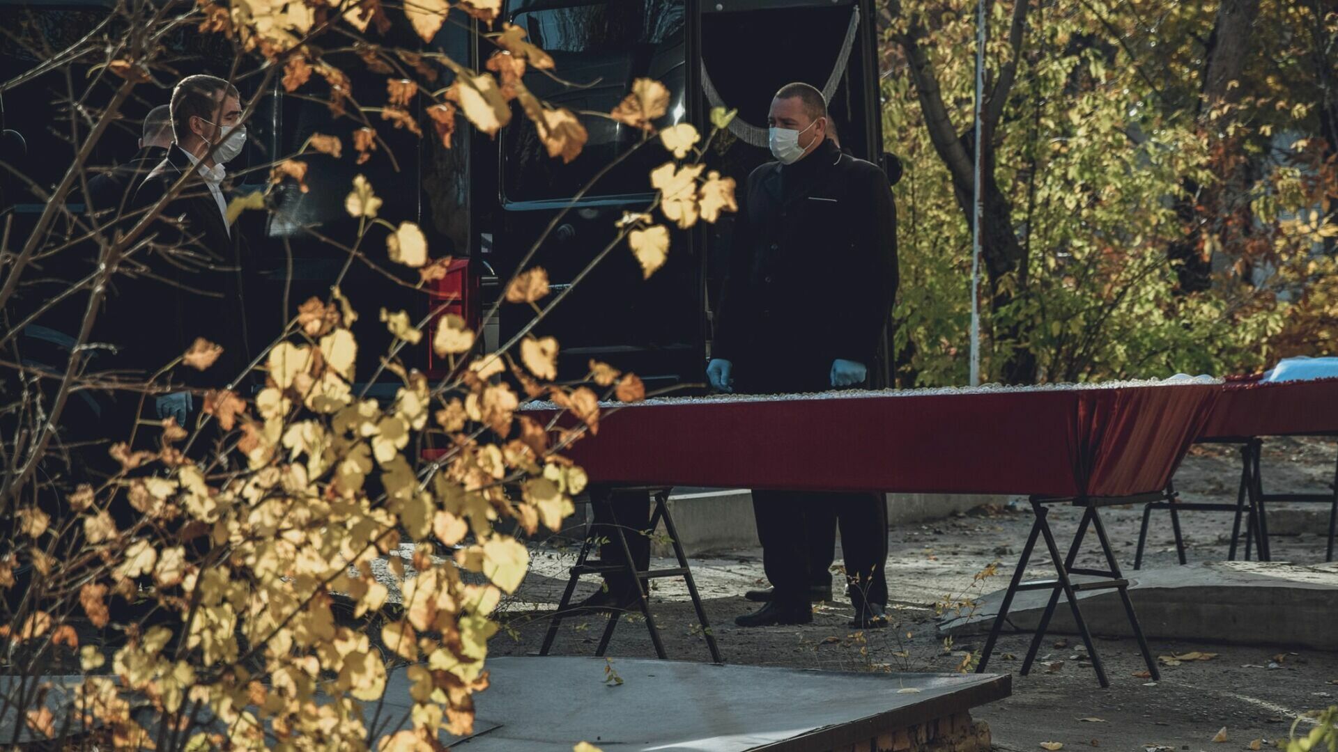 В Нижневартовске ритуальная фирма одевает покойников в катафалке