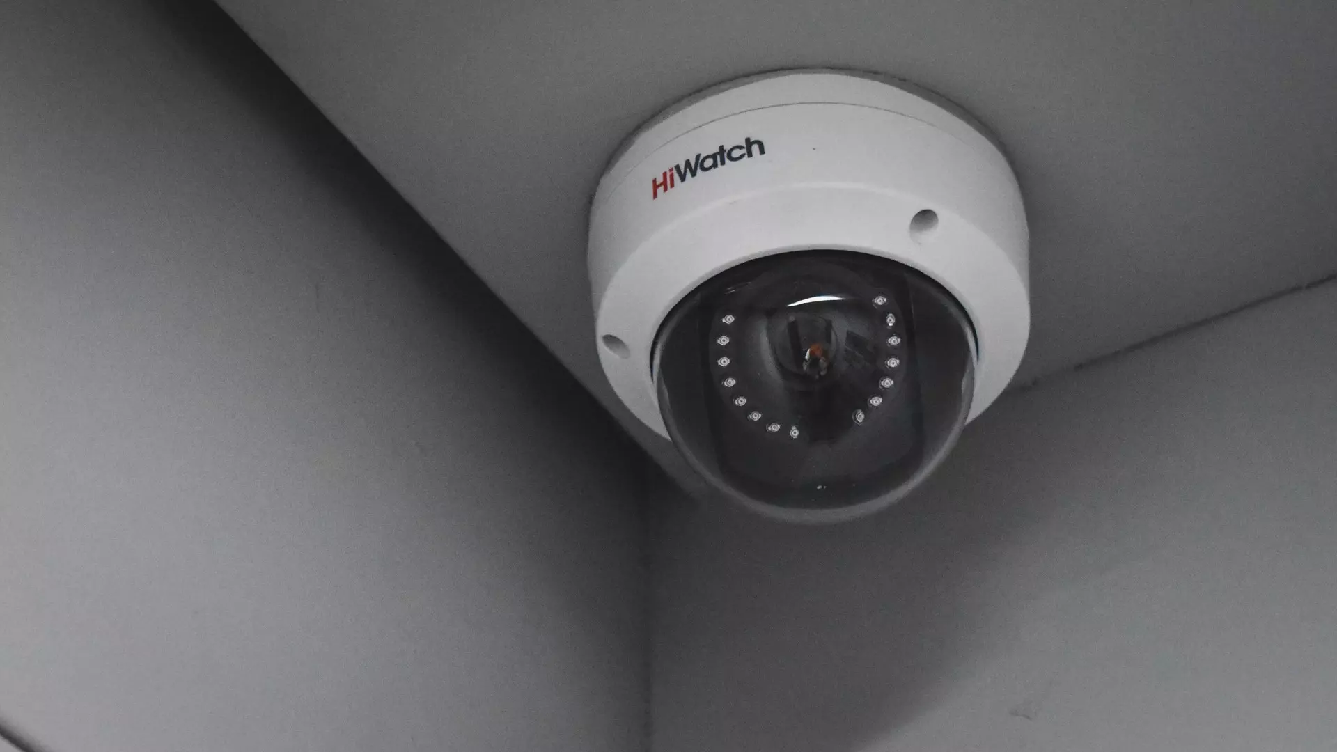 Камеры видеонаблюдения в магазине скрыты яркими лампами.