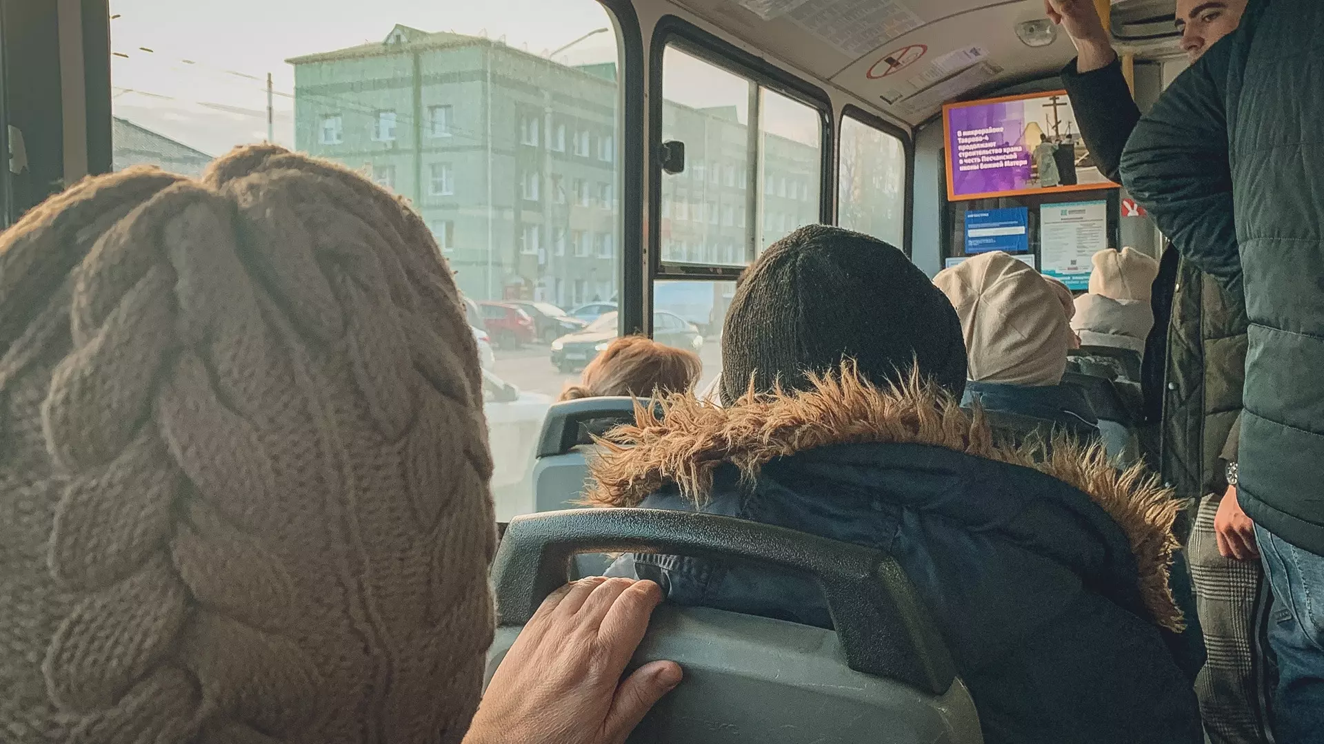 Водитель автобуса высадил на трассе в ХМАО пассажиров