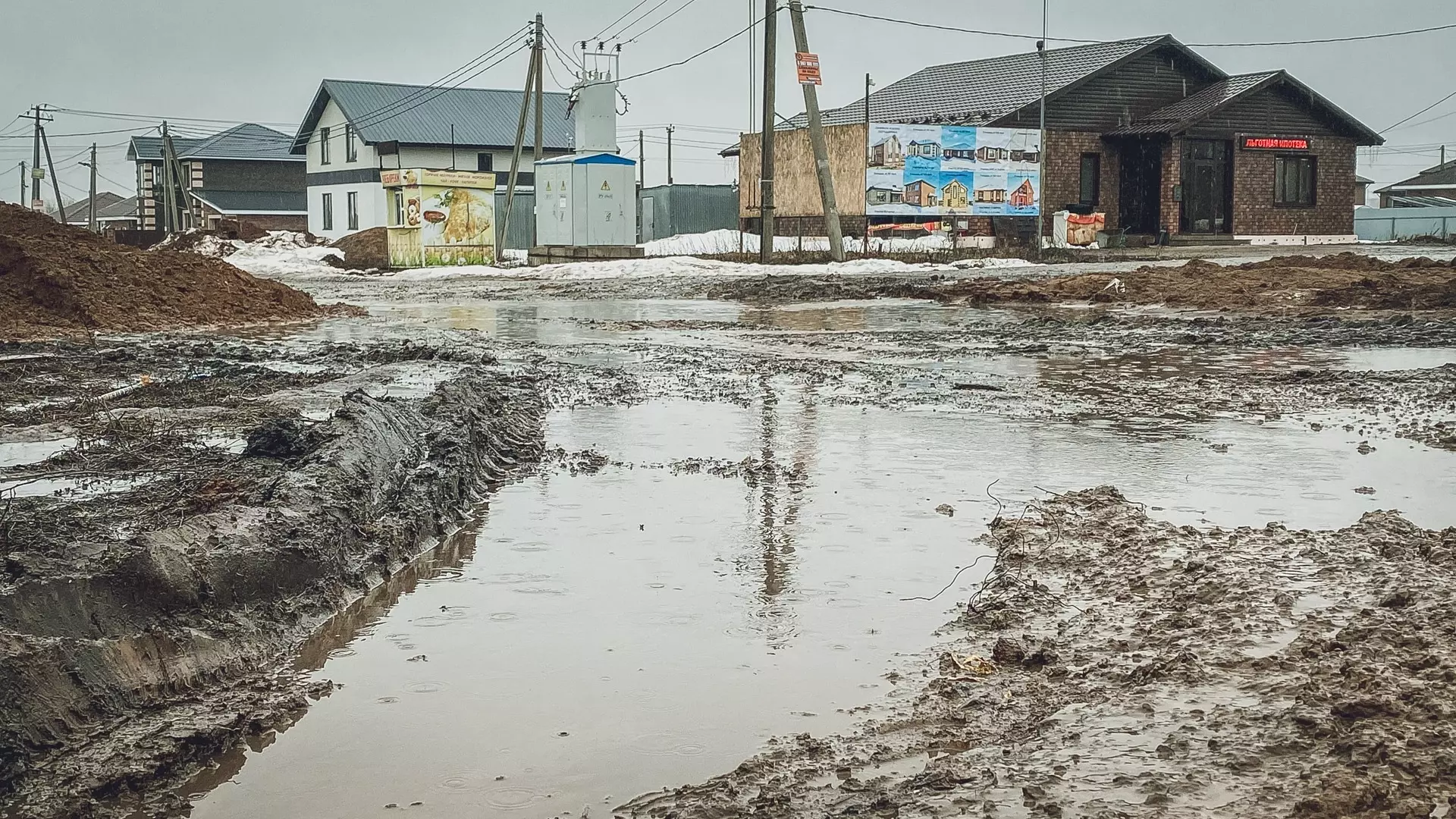«Воды в подвале всё больше и больше». Частный сектор Ханты-Мансийска ушёл под воду