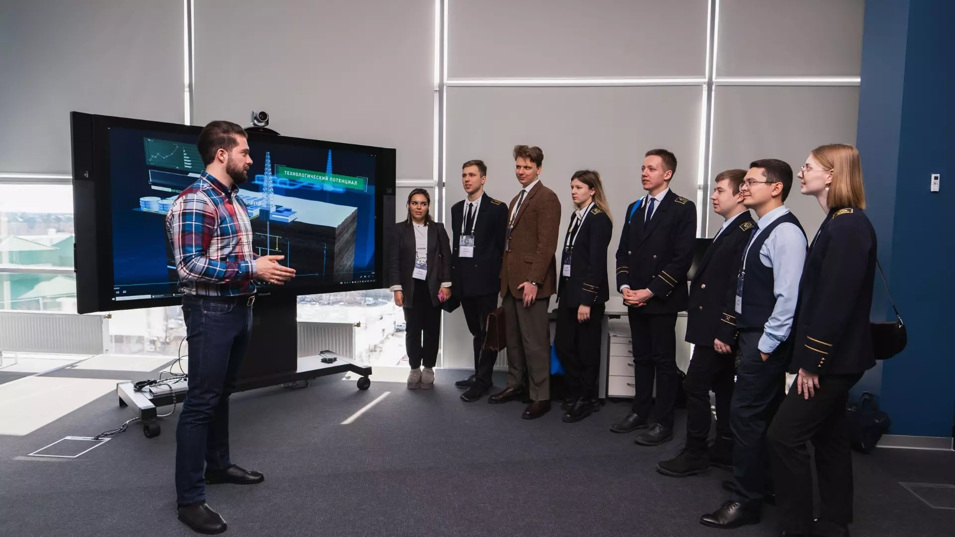 «Газпромнефть-Хантос» устроил экскурсию в цифровые центры для победителей «ЭнерГения»