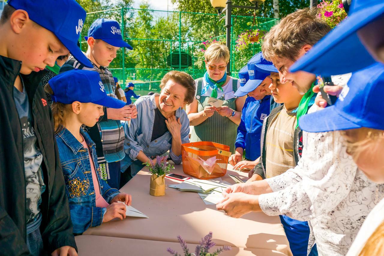Губернатор Комарова станцевала с детьми из Донбасса
