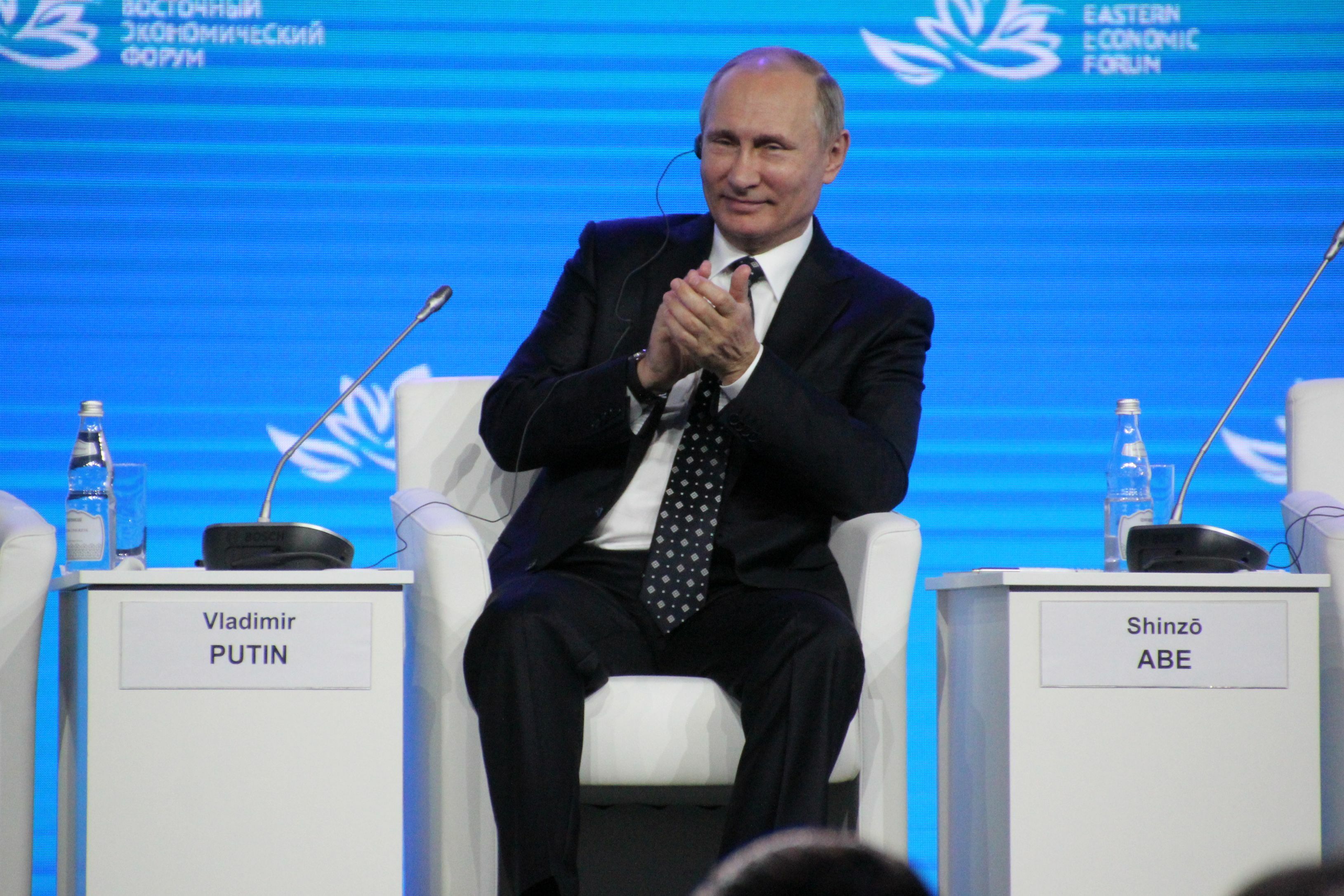 Путин дал поручение до конца марта перейти на оплату газа за рубли