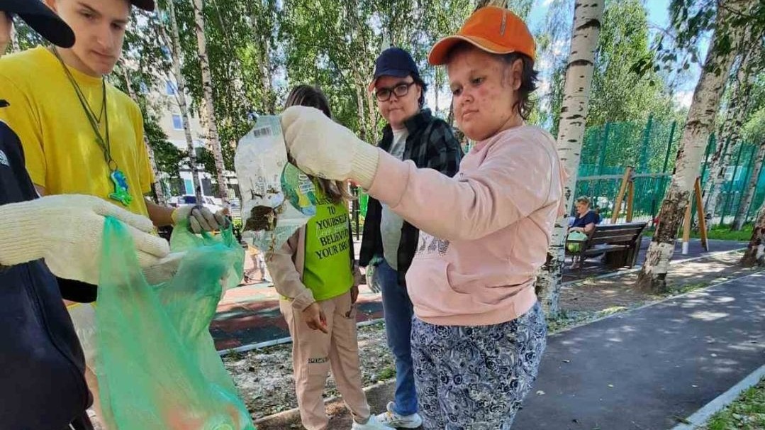 Волонтеры проекта «Я учусь жить»  убирают мусор в Сургуте