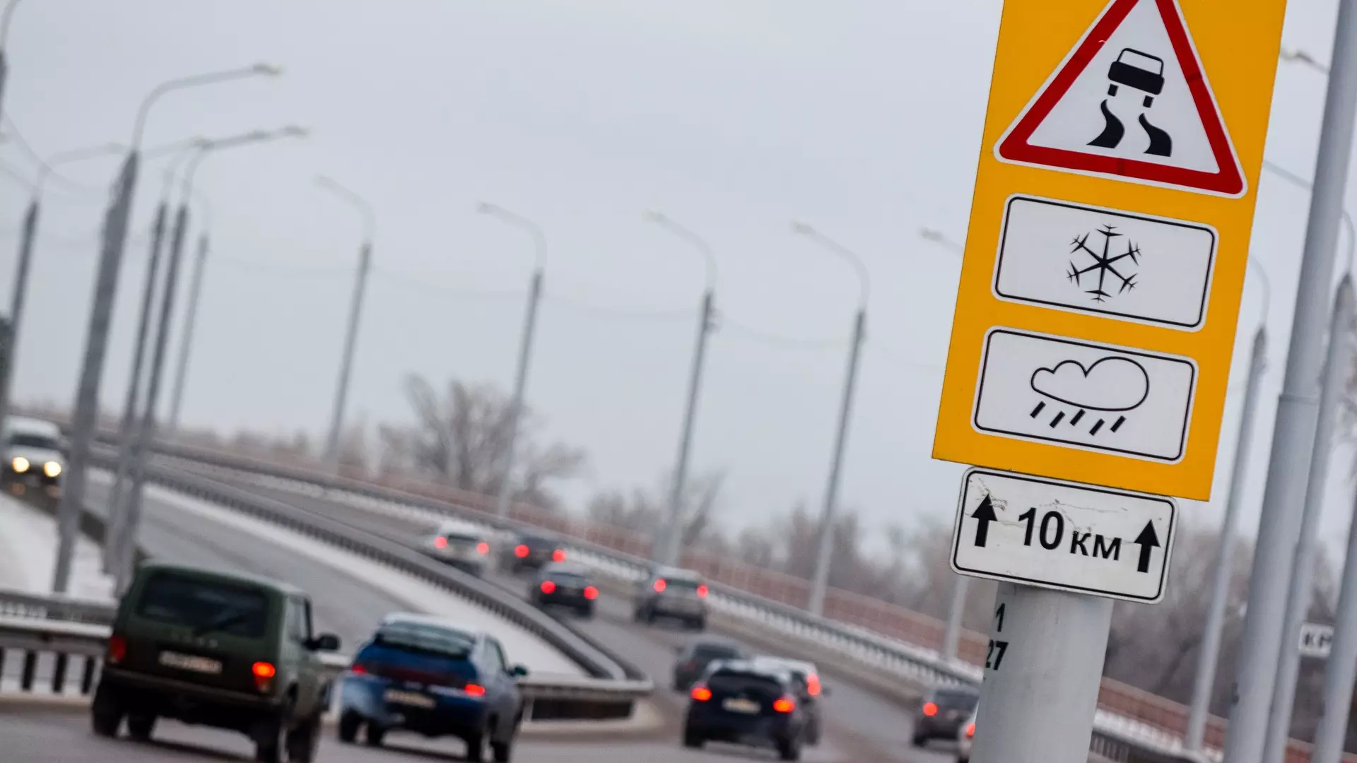 В ХМАО ввели ограничение скорости на автодорогах из-за гололеда