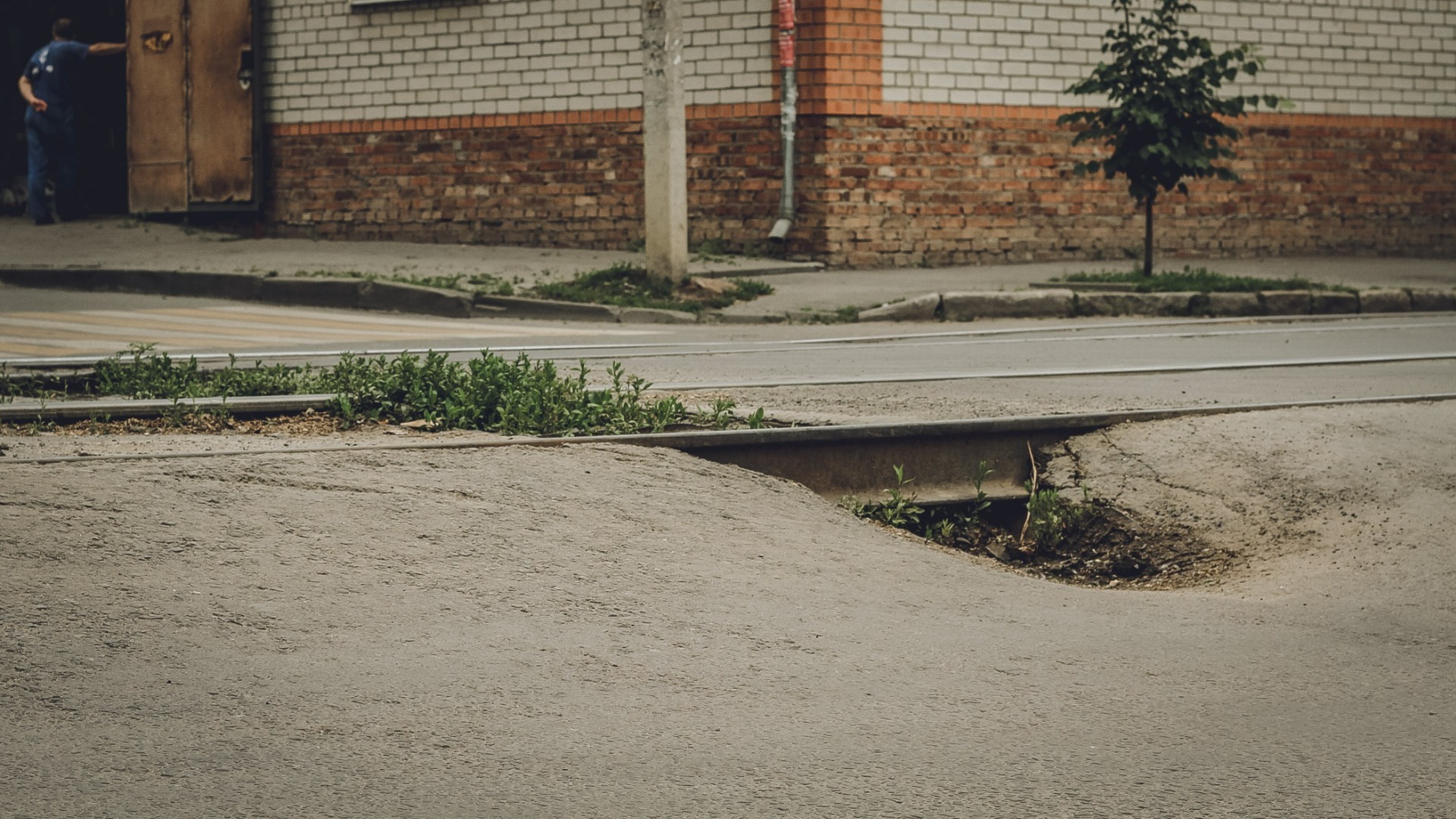 Автомобиль провалился в яму на стоянке в Нижневартовске