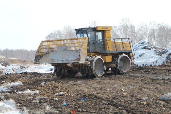 Под Сургутом реке угрожают грязные стоки со свалки снега