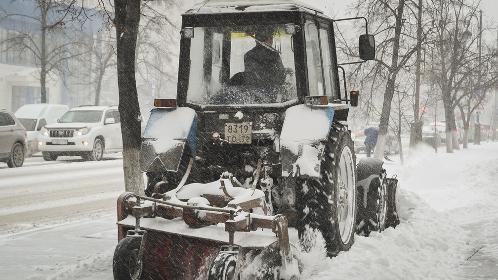 Дорожные службы в Нижневартовске усиленно работают из-за снегопада