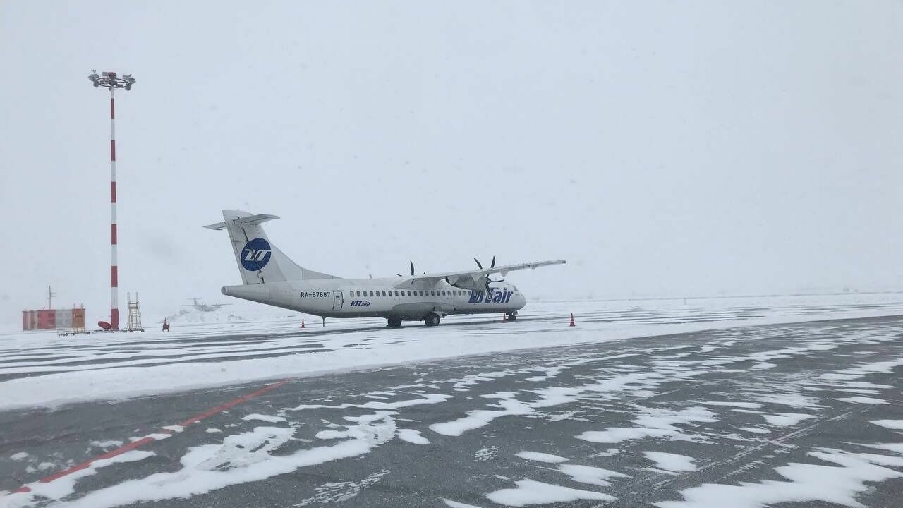 Самолет из Сургута в Санкт-Петербург задержали на 4 часа