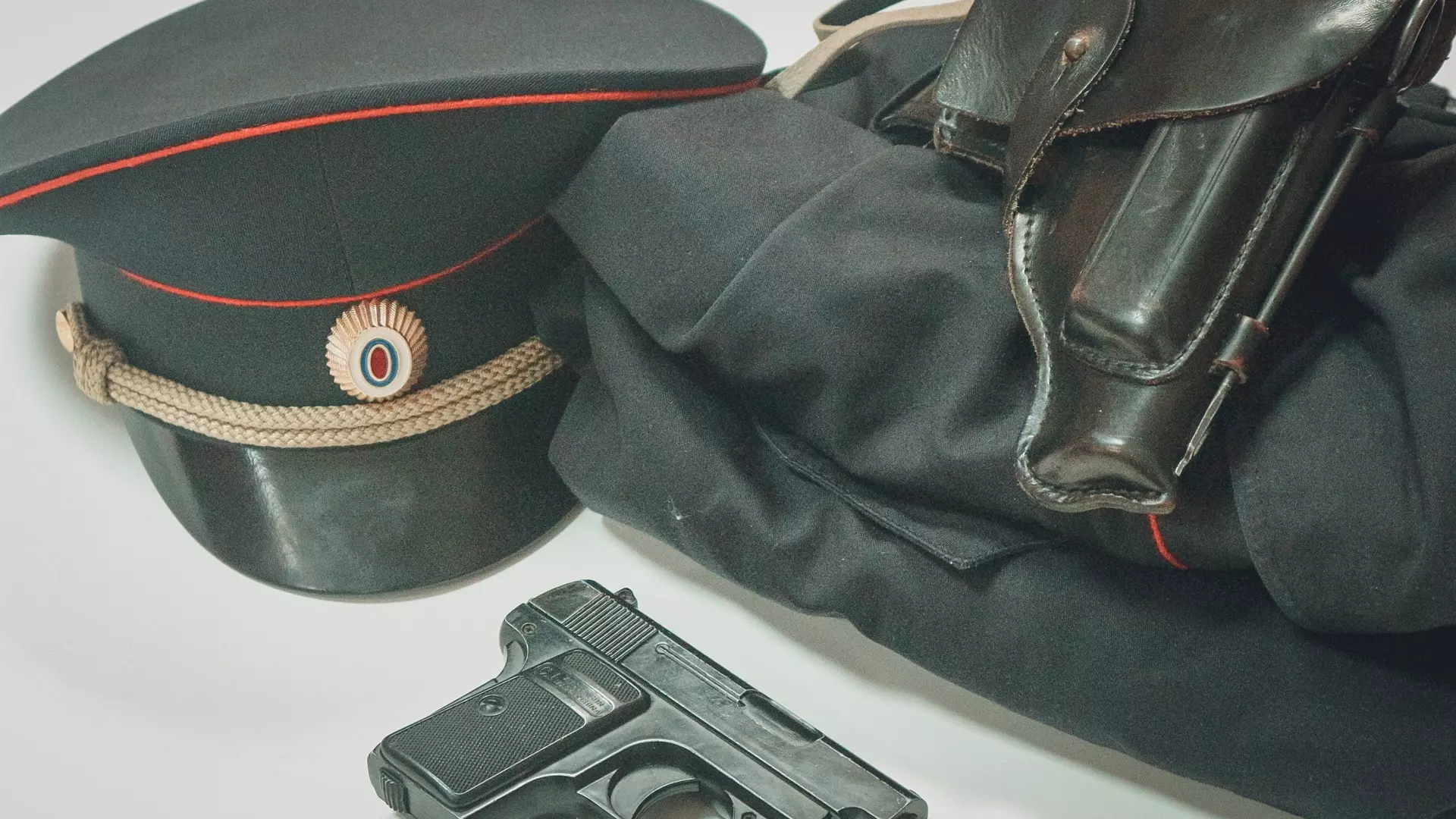 В Сургуте открыли мемориальную доску в память о милиционере-герое