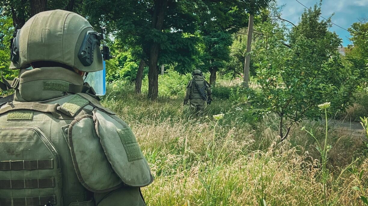 Под Сургутом молодые активисты изготавливают маскировочные сети для военных СВО