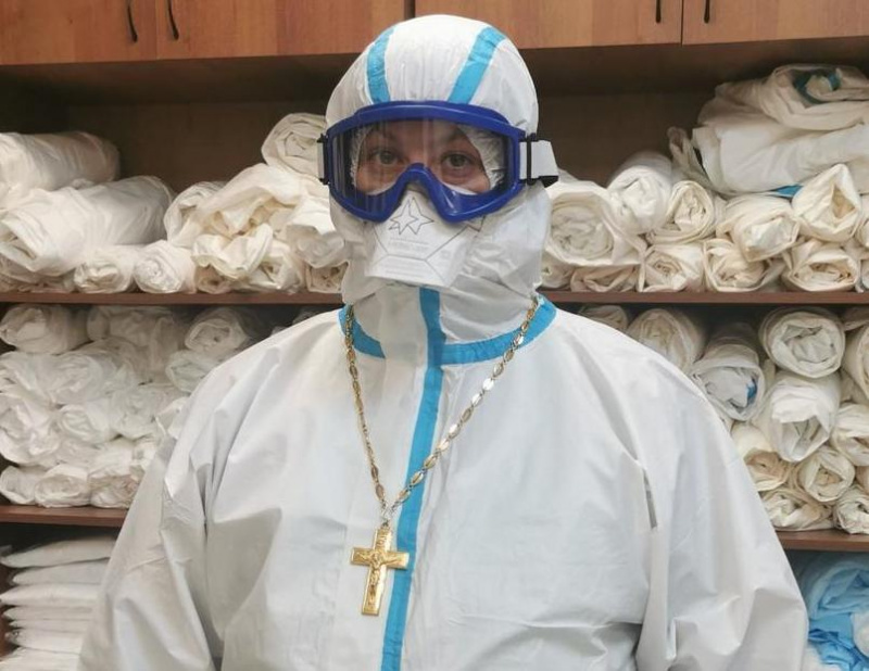 В Ханты-Мансийске священник снова навестил пациентов «красной зоны»