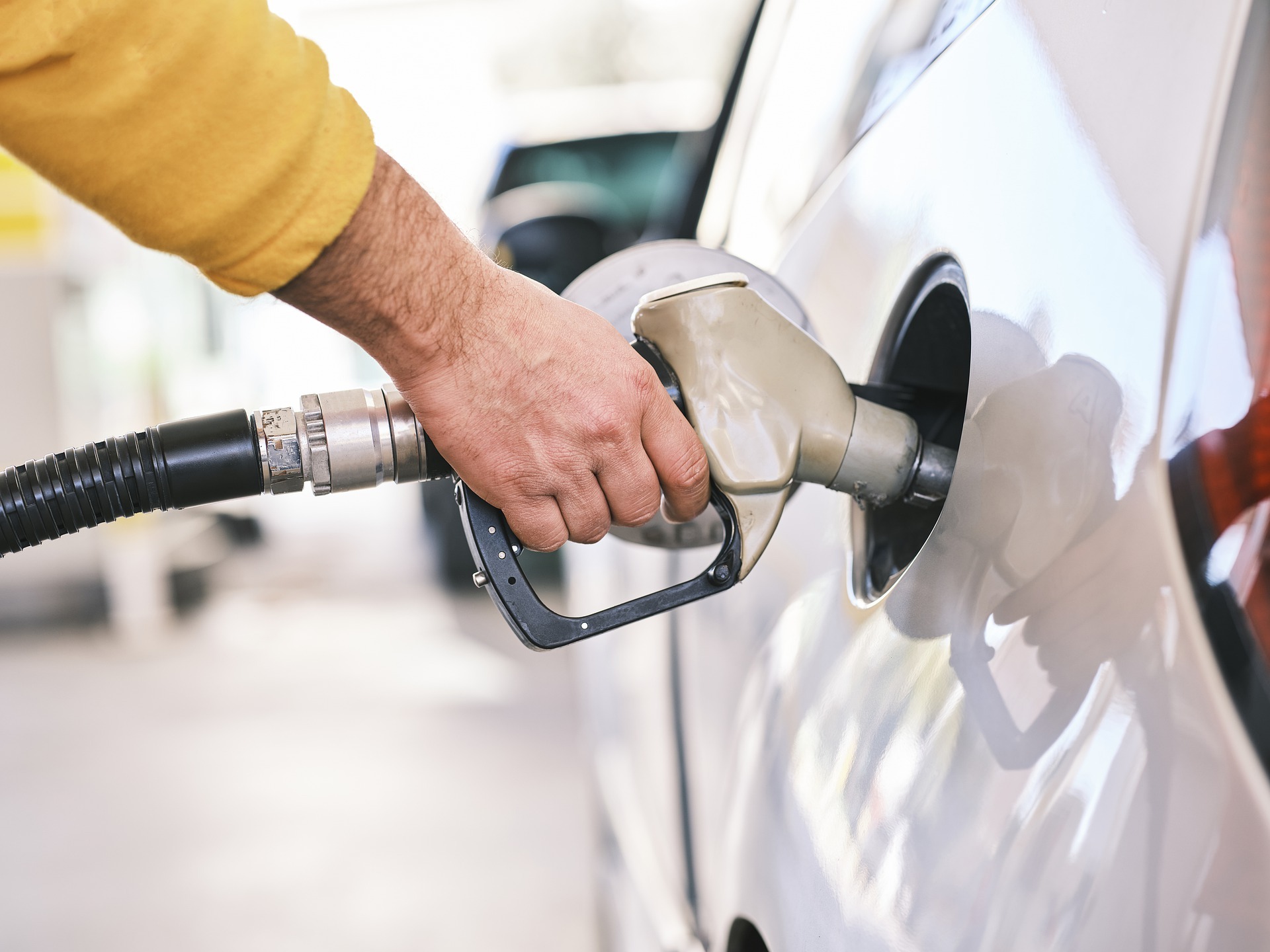 Бензин дешевеет. Что будет дальше с ценами на топливо в ХМАО и ЯНАО?