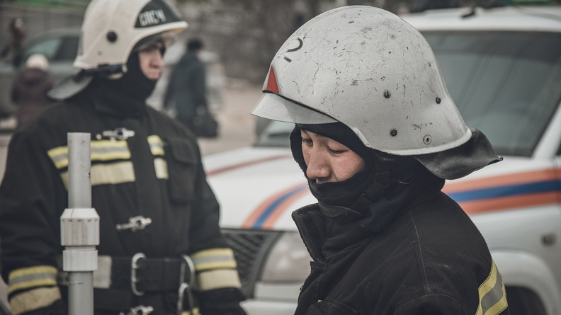 Ямальские пожарные спасли 6 человек из горящего подъезда в Надыме