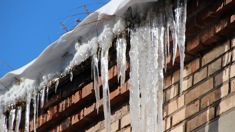 Жители ЯНАО стали чаще жаловаться на неочищенные от снега крыши
