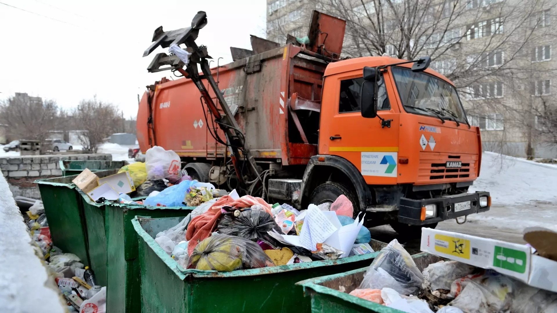 Жители Сургута устроили свалку из-за поломанного мусоропровода