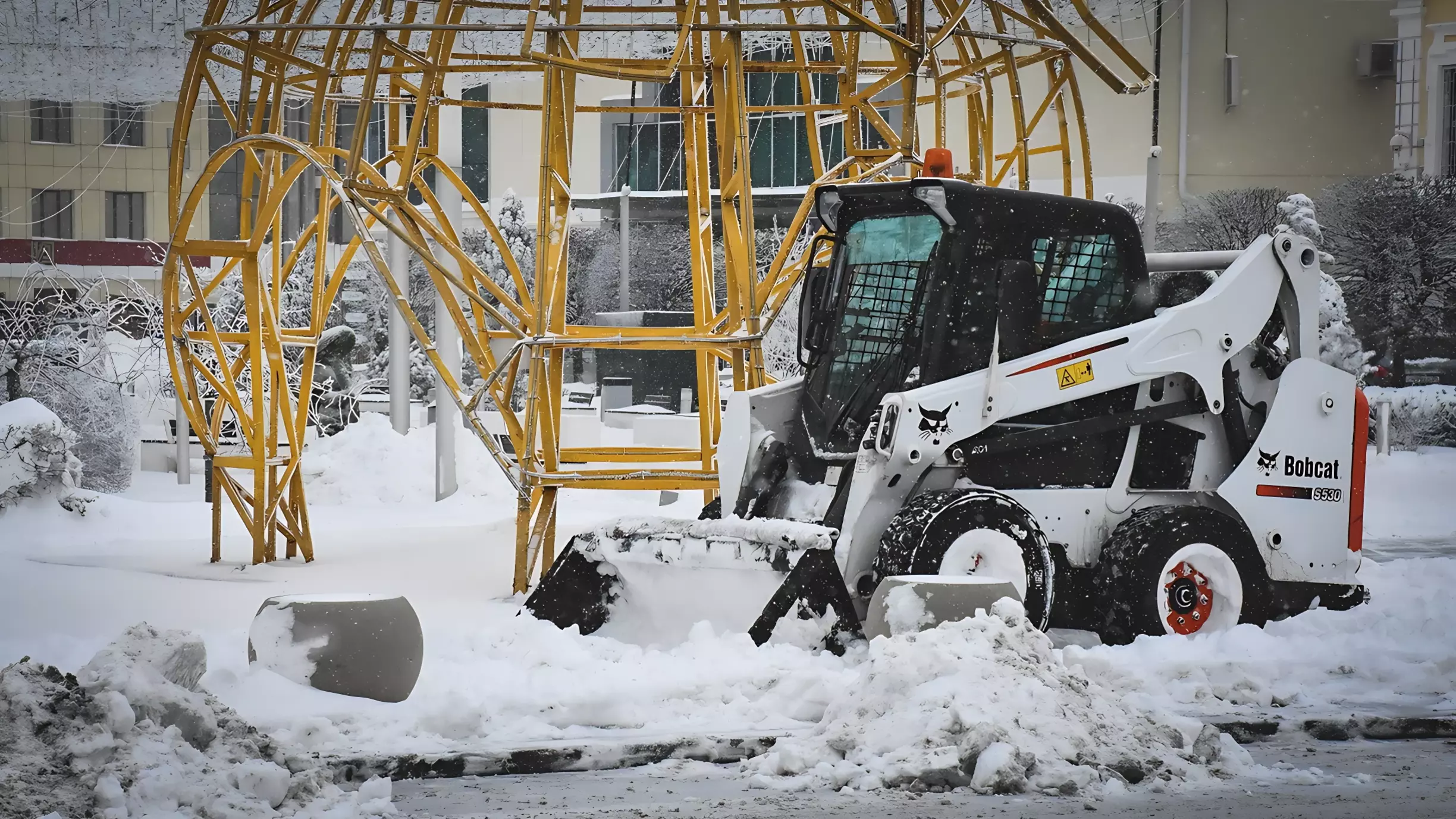 Югорчан возмутило, что снег в городах чистят только перед приездом губернатора