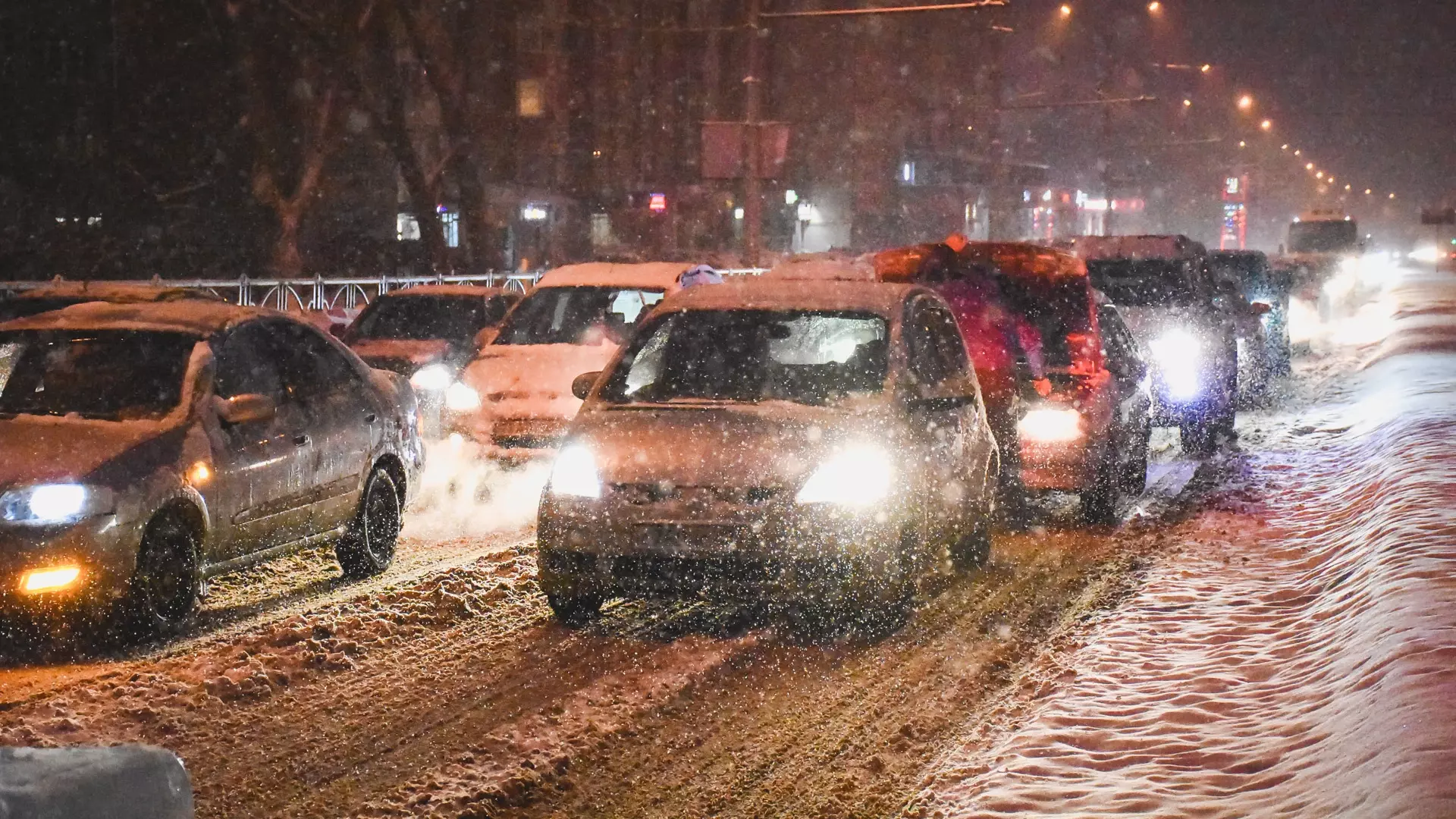 В Нижневартовске из-за конфликта двух водителей произошла пробка и ДТП