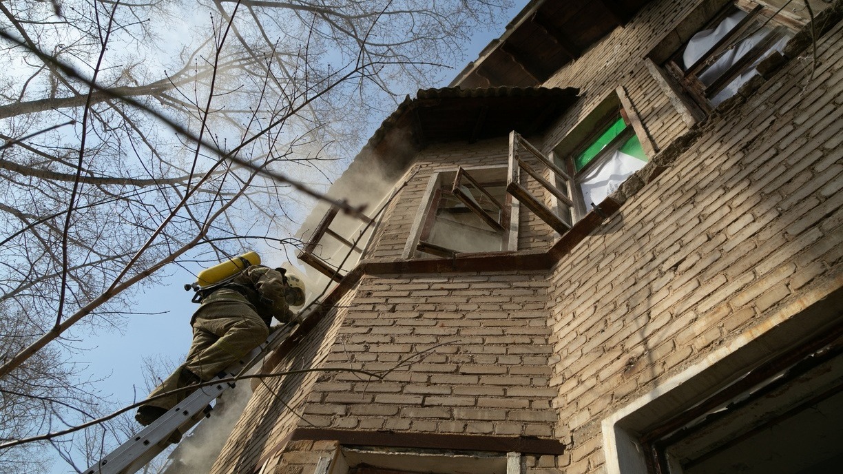 В Нижневартовске из горящего дома спасли мужчину