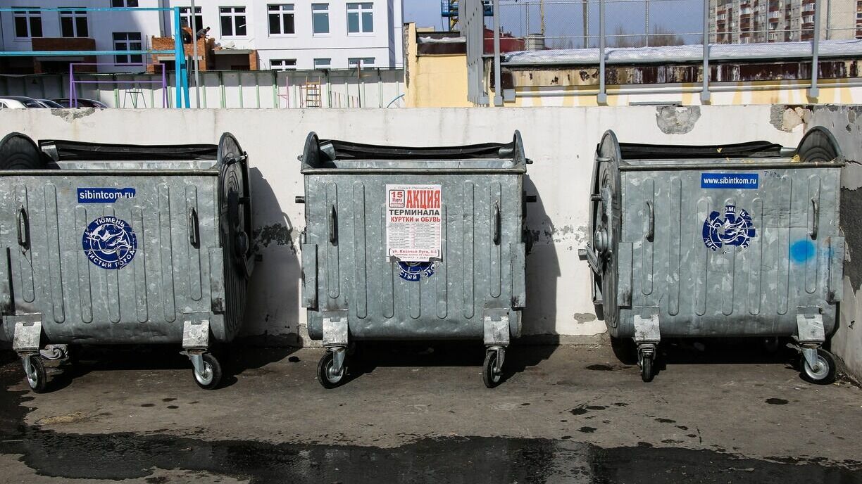 В Ханты-Мансийске жалуются на соседей, складирующих в квартире мусор с помоек