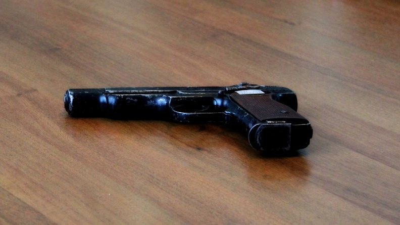 В Нижневартовске на улице Ленина водитель расстрелял из пистолета чужую машину