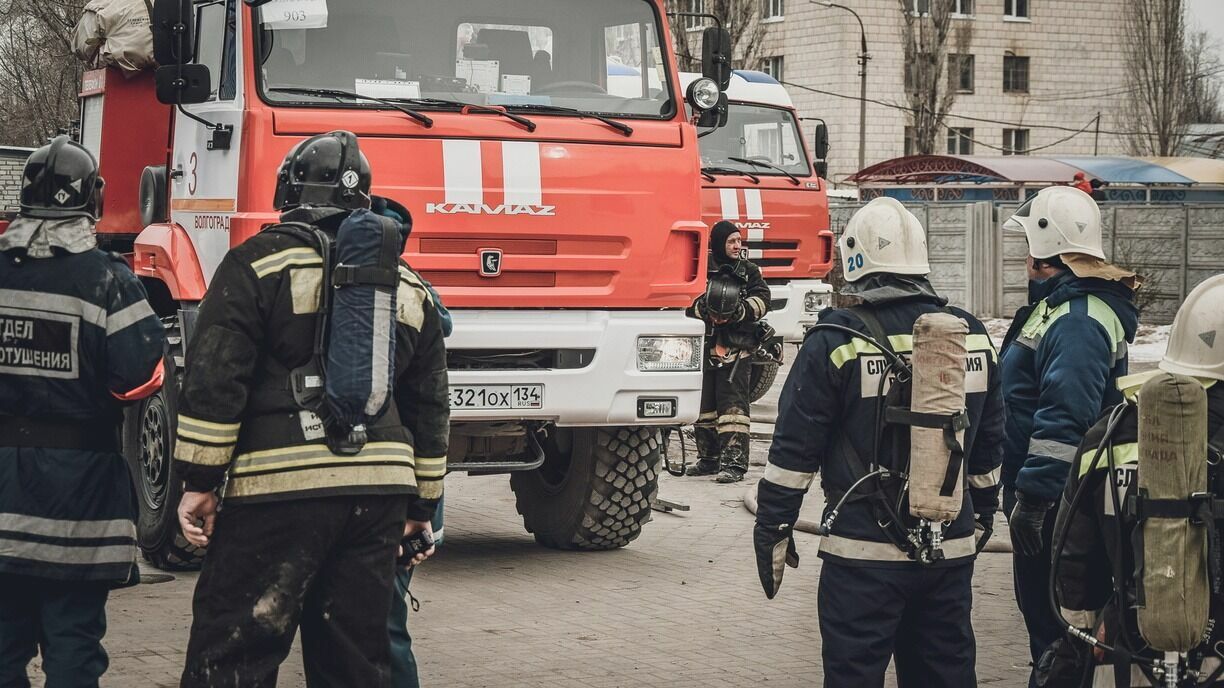В Нефтеюганске сгорела квартира в многоэтажке. Один человек пострадал. ВИДЕО