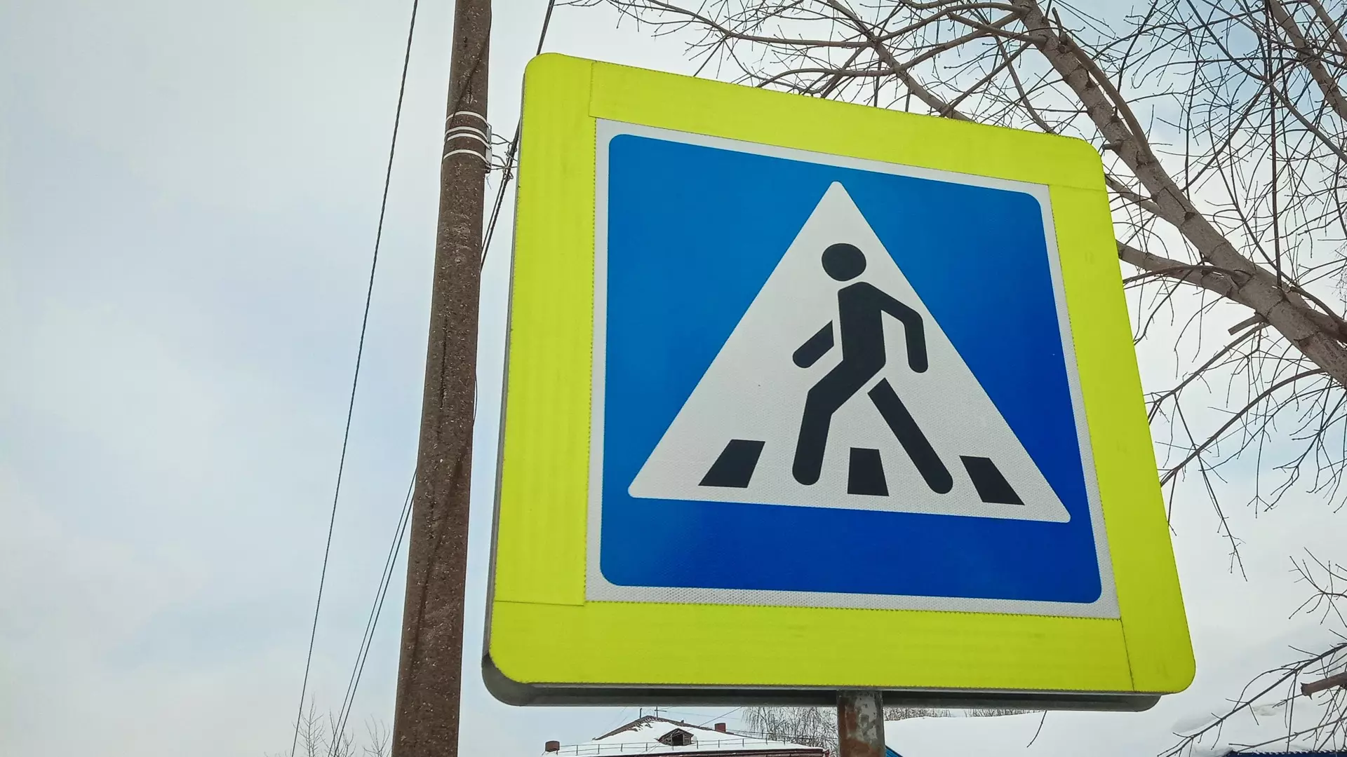 Из-за поломки светофора учителей заставили в мороз дежурить у дороги в Нижневартовске